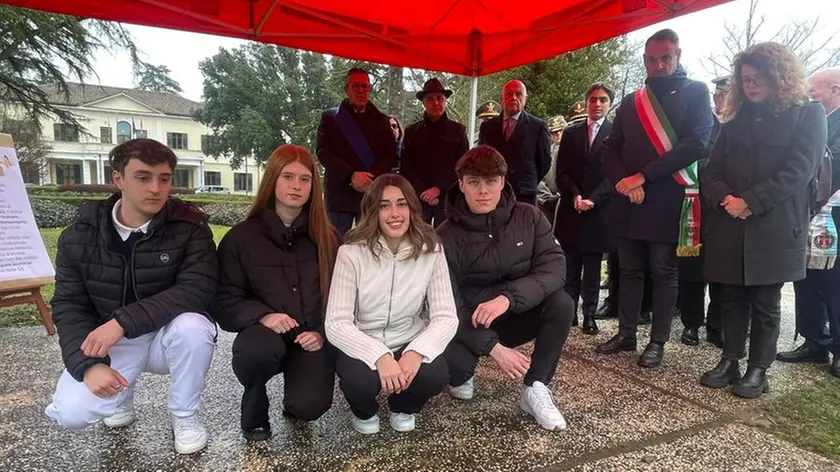 Gli studenti alle pietre d'inciampo al Sant'Artemio, sede della Provincia di Treviso (foto Enrico Colussi/Fotofilm)