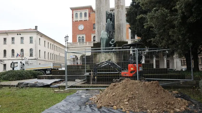 Primi scavi davanti al monumento in piazza Vittoria
