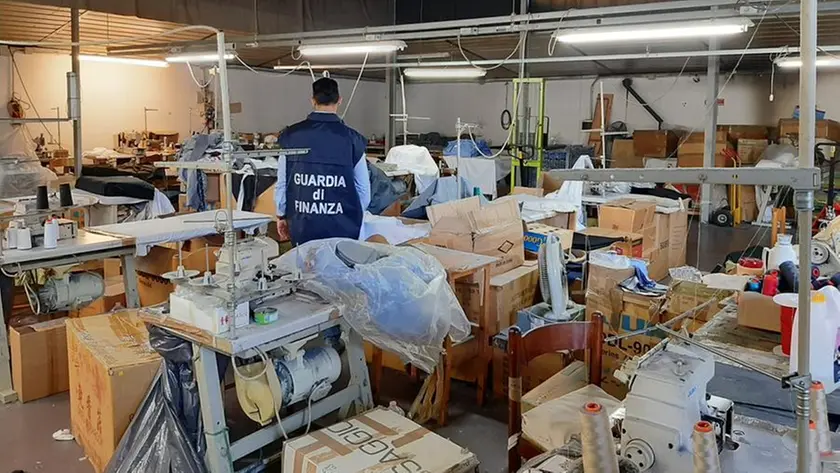 Un finanziere dentro ad un laboratorio illegale