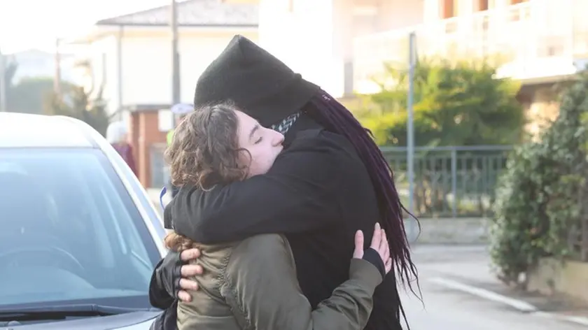 L'abbraccio tra gli amici di Francesco Favaretto al suo funerale (Fotofilm)