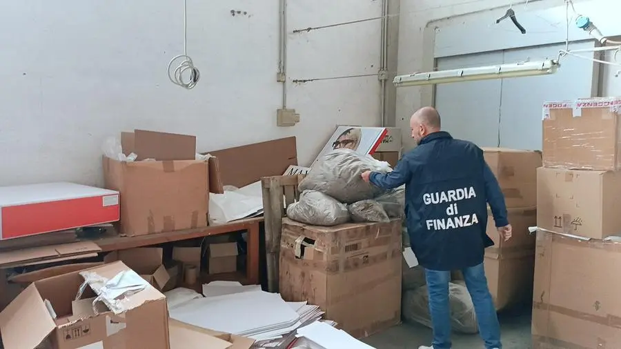 Un magazzino tessile illegale