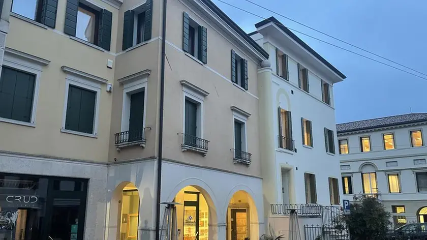 Il palazzo in centro, sede di Global Group