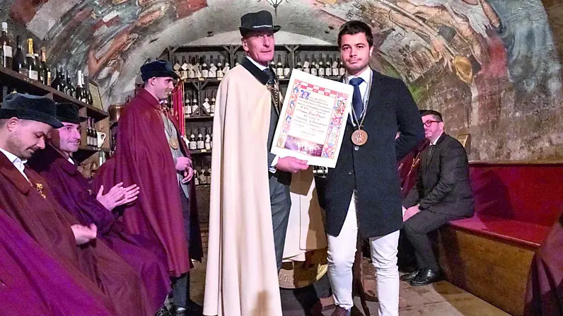 La cerimonia di investitura dell’enologo Edoardo Buso (foto Confraternita)