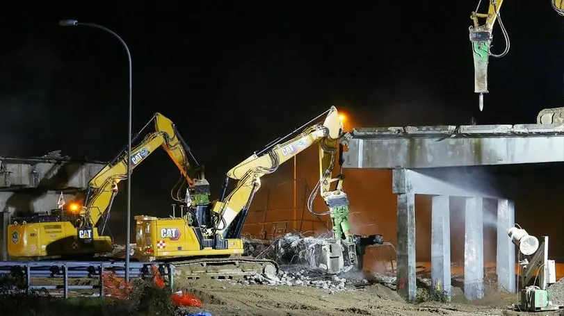 Le operazioni di abbattimento del cavalcavia sull'A4 a Cessalto (foto Carlo Verardo)