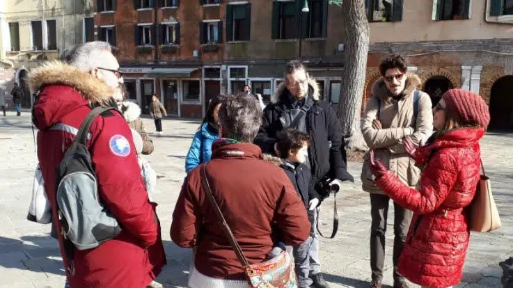 Una guida turistica al lavoro a Venezia