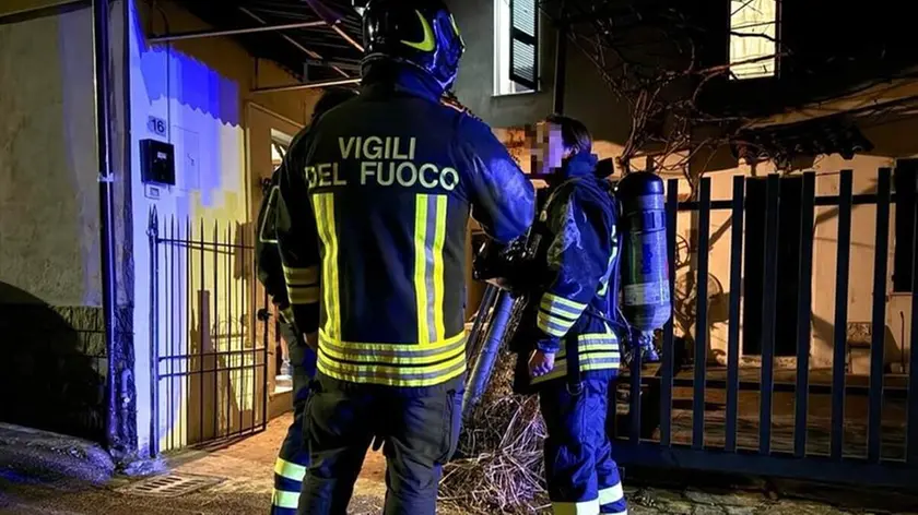 Un intervento dei vigili del fuoco per una fuga di monossido