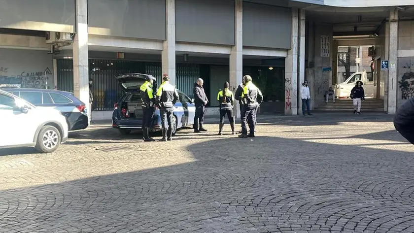 La polizia in stazione degli autobus