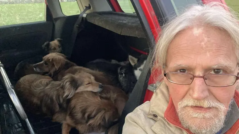 Danilo Furlanetto con i suoi animali in macchina