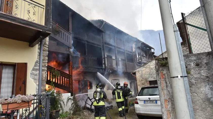 L'intervento dei vigili del fuoco (foto Cavicchi/Macca)