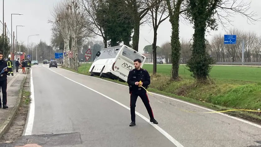 Carabinieri in via Nerbon a San Biagio di Callalta dove un bus di linea con a bordo una trentina di studenti è finito nel fossato