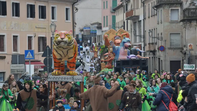 La sfilata dei carri mascherati a Pieve di Soligo
