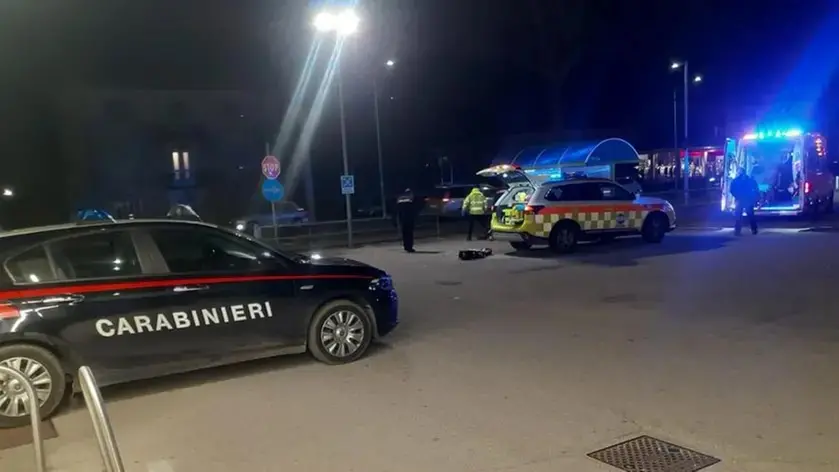 Un intervento dell'ambulanza con la scorta dei carabinieri
