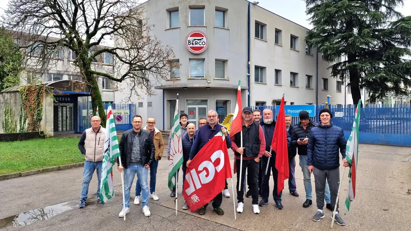Il presidio dei lavoratori davanti alla Berco di Castelfranco