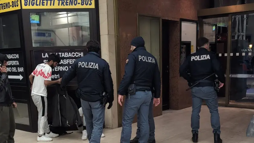 Controlli della polizia nell’atrio della stazione ferroviaria di Treviso