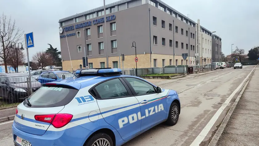 Ruba da sette veicoli e minaccia con un coltello la polizia: arrestato per rapina