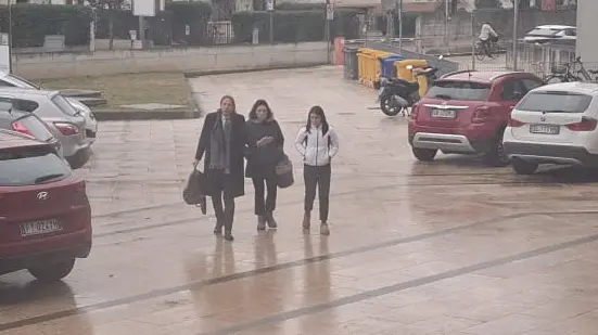 Alice Toniolli, a destra, assieme alla mamma e al suo legale