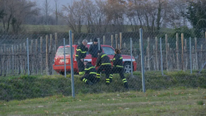 Vigili del fuoco lungo il canale a Cappella Maggiore dove è stato ritrovato il cadavere della 56enne scomparsa