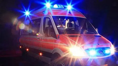 Un’ambulanza durante un soccorso notturno