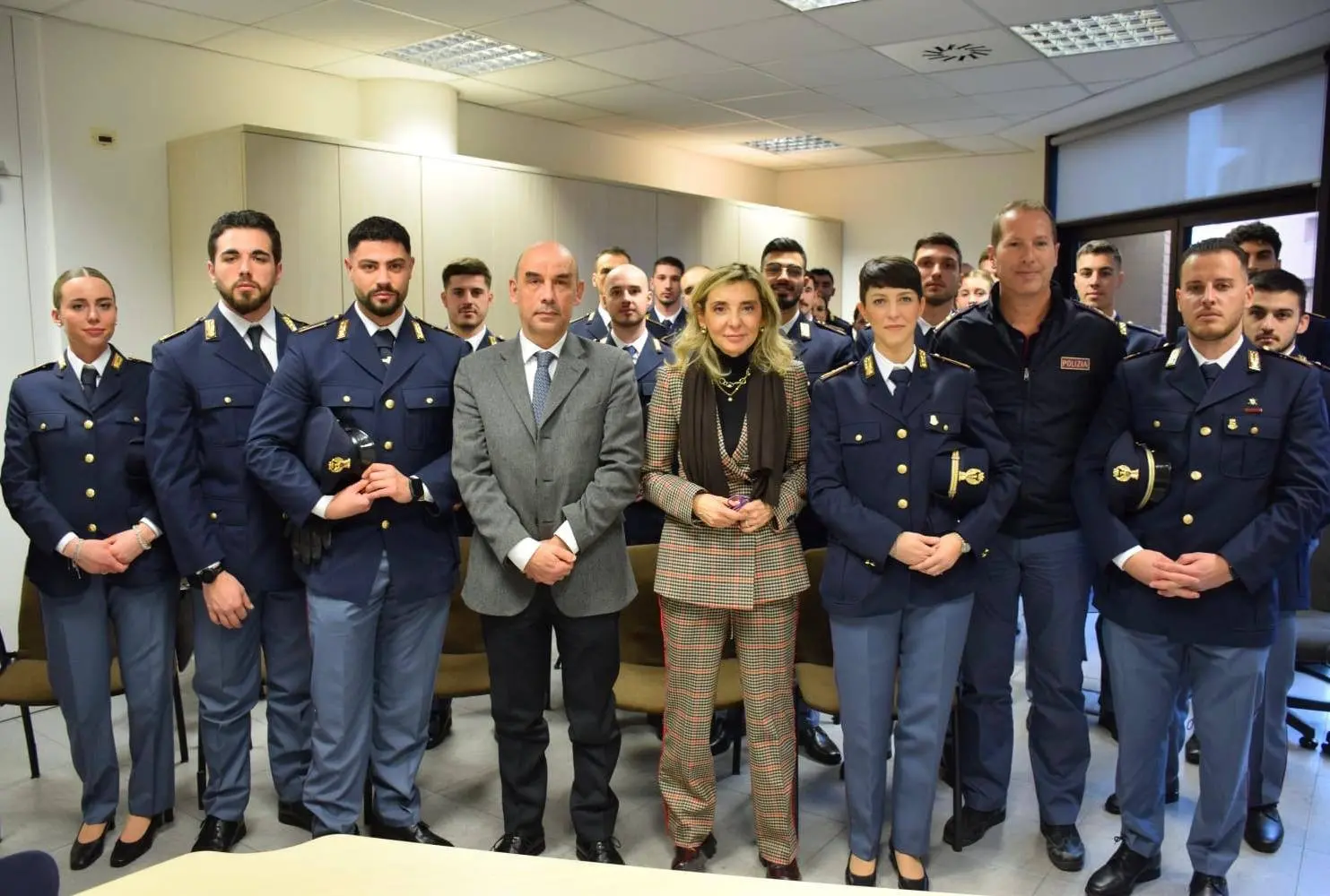 Alessandra Simone e i nuovi poliziotti arrivati a Treviso