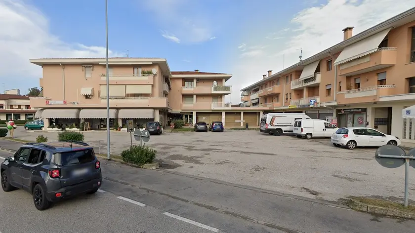 Il piazzale della gelateria in via Zanardo a Chiarano dove un uomo è stato ferito con un colpo di pistola alla schiena