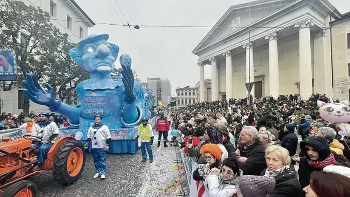 La sfilata dei carri in piazza Duomo a Treviso