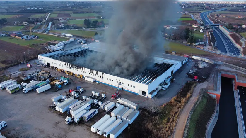 L'incendio alla Pmg di Volpago visto dal drone