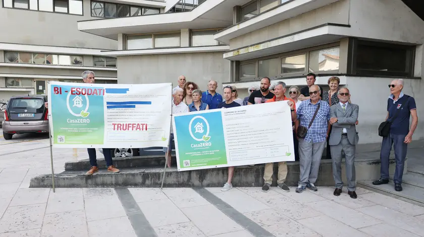 Una protesta davanti al tribunale di Treviso dei truffati da Casa Zero