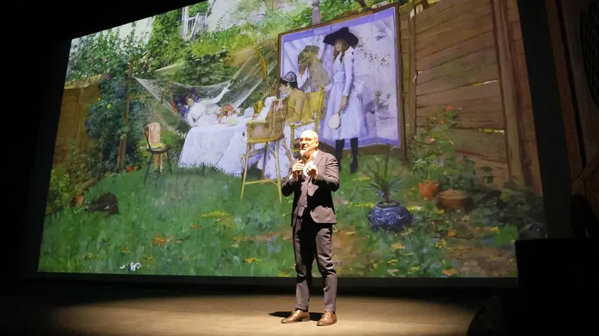 Marco Goldin durante la presentazione della mostra di Treviso al teatro Comunale