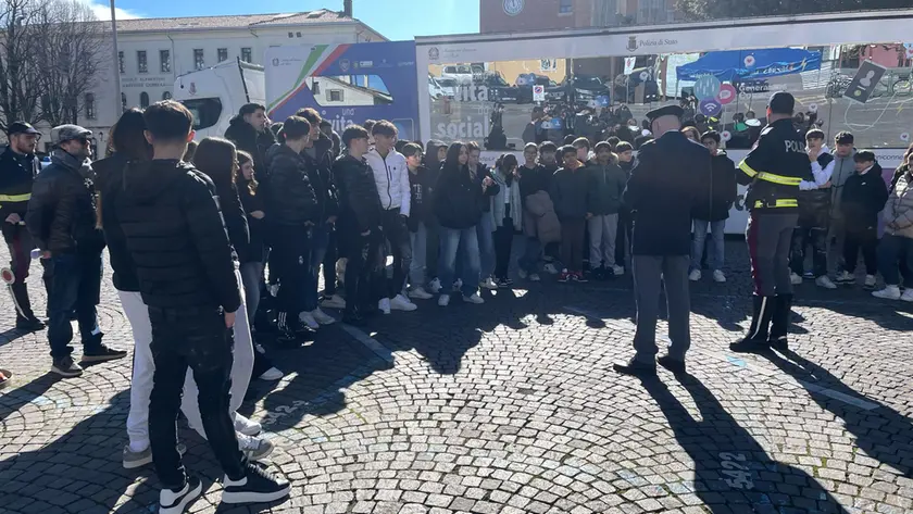 Il truck della polizia di Stato in piazza Vittoria a Treviso per l'iniziativa "Una vita da social"