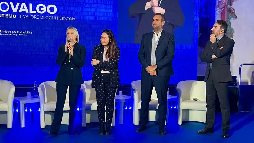 La ministra Locatelli, seconda da sinistra, al convegno sull'autismo a Treviso (foto Andrea Dossi)