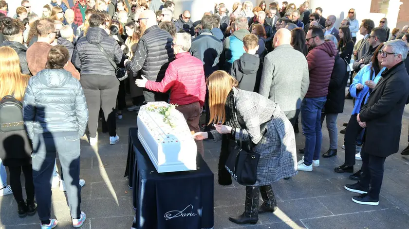 I funerali del piccolo morto di meningite a Castelfranco Veneto