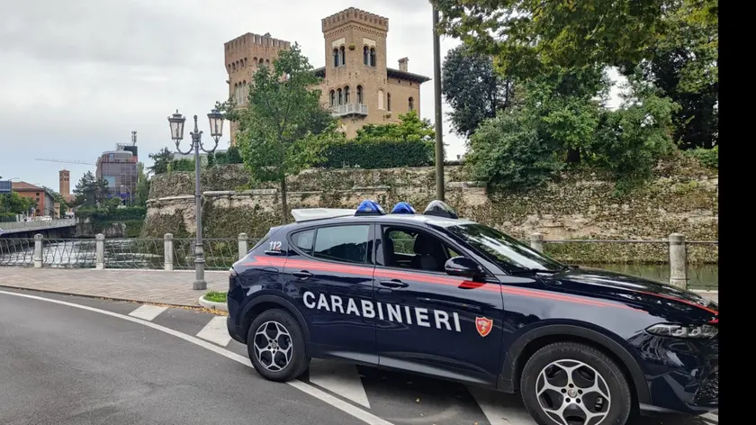 Una gazzella dei carabinieri in riviera Santa Margherita dove il 28 febbraio un uomo è stato vittima di una tentata rapina