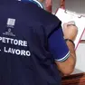 Un ispettore del lavoro durante un controllo