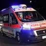 Quinto, violento scontro tra moto e auto: centauro in gravi condizioni. Nella foto (d'archivio) un'ambulanza