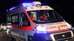 Quinto, violento scontro tra moto e auto: centauro in gravi condizioni. Nella foto (d'archivio) un'ambulanza