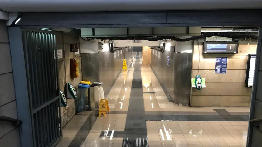 Il sottopasso pedonale della stazione di Treviso ancora allagato