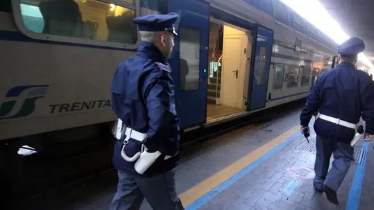 La polizia ferroviaria in stazione