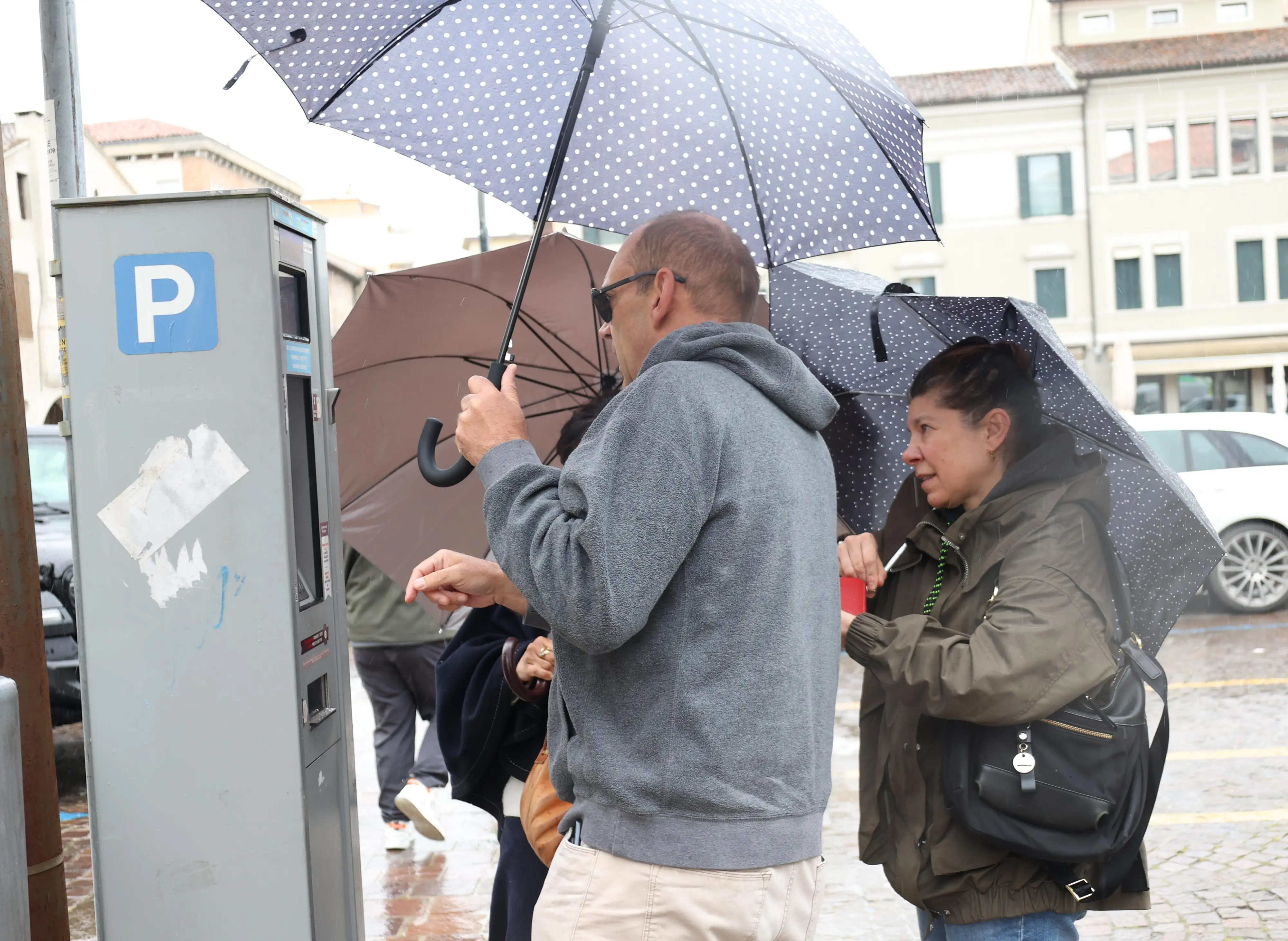 Automobilisti ad uno dei parcometri del centro di Treviso