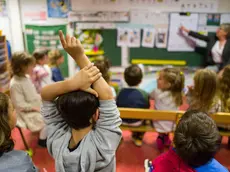 Un gruppo di bambini in una scuola materna con un’insegnante