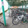 I cartelli di divieto affissi nella zona del deposito biciclette alla stazione