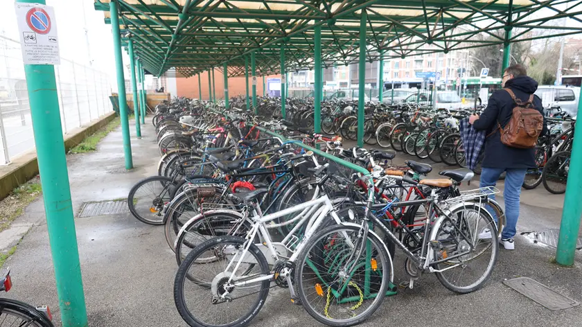 I cartelli di divieto affissi nella zona del deposito biciclette alla stazione