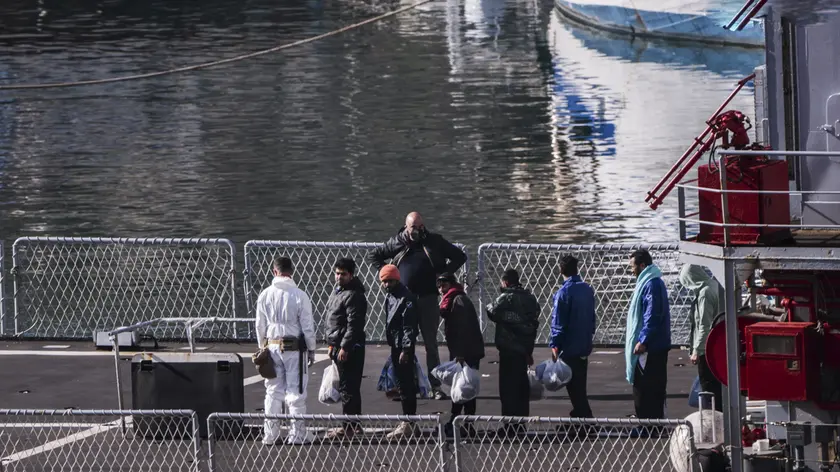 Un gruppo di migranti sbarcati dalla nave Cassiopea in un porto albanese