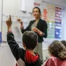 Maestra a scuola durante una lezione