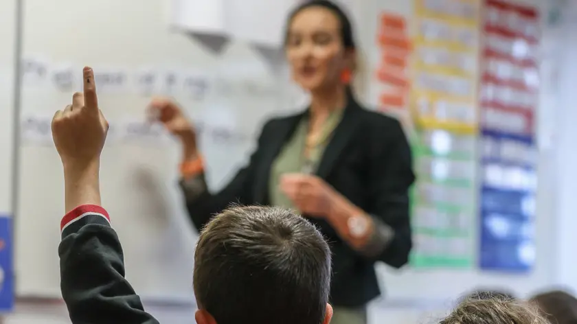 Maestra a scuola durante una lezione