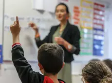 Maestra a scuola durante una lezione