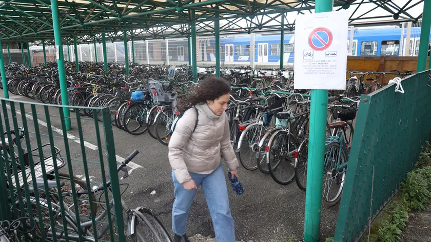 Il grande deposito di biciclette che avrebbe dovuto essere sgomberato e chiuso da mercoledì