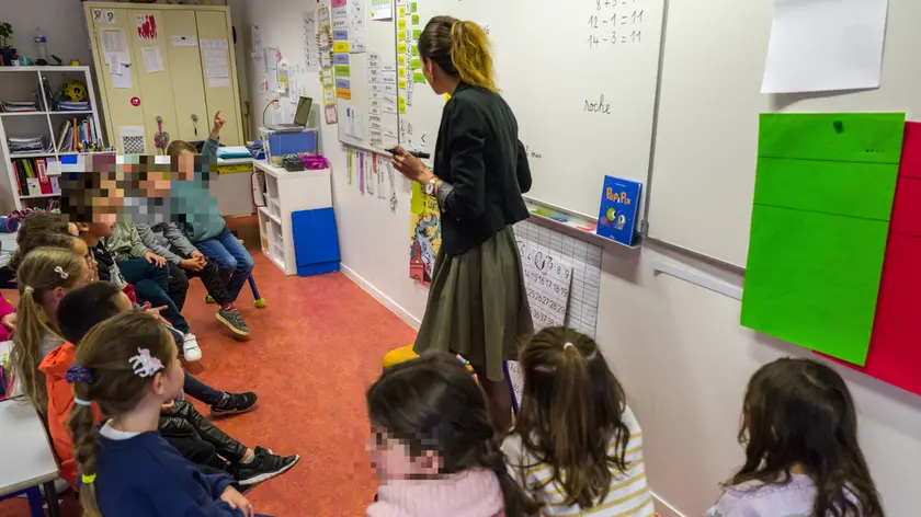Una maestra d’asilo tra i bambini