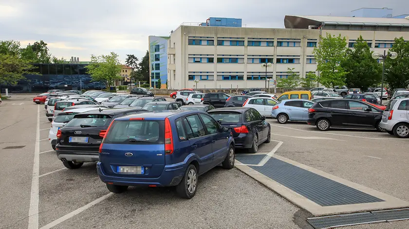 Ospedale Montebelluna, San Valentino, parcheggio, park Montebelluna, ospedale, parcheggio posteriore interno, caos parcheggi