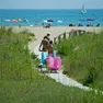 Turisti mentre si dirigono in spiaggia a Cavallino