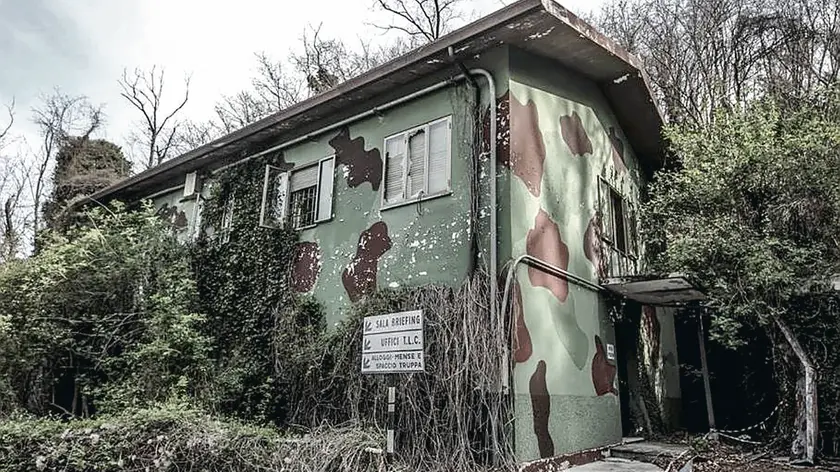 Uno degli edifici della base Nato sul Monte Venda, oggi abbandonata